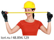 Tradeswoman using a measuring tape. Стоковое фото, агентство Ingram Publishing / Фотобанк Лори
