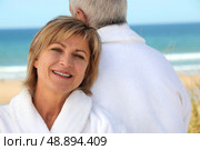 Couple stood by coast. Стоковое фото, агентство Ingram Publishing / Фотобанк Лори