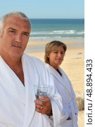 Married couple at the beach. Стоковое фото, агентство Ingram Publishing / Фотобанк Лори