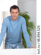 Portrait of a man in his home. Стоковое фото, агентство Ingram Publishing / Фотобанк Лори