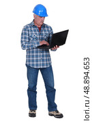 Builder with a laptop. Стоковое фото, агентство Ingram Publishing / Фотобанк Лори