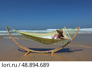 lazing on hammock. Стоковое фото, агентство Ingram Publishing / Фотобанк Лори