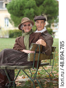 Older couple sitting on a bench. Стоковое фото, агентство Ingram Publishing / Фотобанк Лори