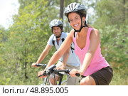 Cycling through the countryside. Стоковое фото, агентство Ingram Publishing / Фотобанк Лори