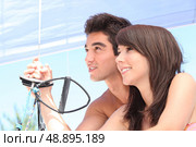 Young couple sailing in the summer. Стоковое фото, агентство Ingram Publishing / Фотобанк Лори