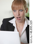 Shocked woman looking at laptop. Стоковое фото, агентство Ingram Publishing / Фотобанк Лори