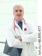 mature physician with folded arms. Стоковое фото, агентство Ingram Publishing / Фотобанк Лори