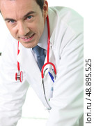 Doctor stooping over. Стоковое фото, агентство Ingram Publishing / Фотобанк Лори