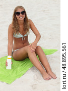 Young woman applying suncream. Стоковое фото, агентство Ingram Publishing / Фотобанк Лори
