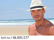 Dude in a straw hat on a sunny beach. Стоковое фото, агентство Ingram Publishing / Фотобанк Лори