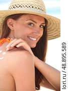 Woman applying sunscreen. Стоковое фото, агентство Ingram Publishing / Фотобанк Лори