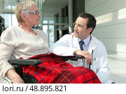 Doctor answering questions. Стоковое фото, агентство Ingram Publishing / Фотобанк Лори