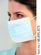 Brunette nurse wearing mask. Стоковое фото, агентство Ingram Publishing / Фотобанк Лори