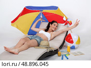 woman at beach enjoying paid leave. Стоковое фото, агентство Ingram Publishing / Фотобанк Лори