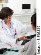 A pregnant woman at her gynaecologist. Стоковое фото, агентство Ingram Publishing / Фотобанк Лори