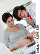 Pregnant woman in doctors appointment. Стоковое фото, агентство Ingram Publishing / Фотобанк Лори