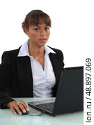 sweet-looking businesswoman working on laptop. Стоковое фото, агентство Ingram Publishing / Фотобанк Лори
