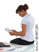 Woman interpreting statistical data. Стоковое фото, агентство Ingram Publishing / Фотобанк Лори