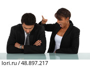 Woman reprimanding her employee. Стоковое фото, агентство Ingram Publishing / Фотобанк Лори