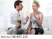 Man proposing a toast. Стоковое фото, агентство Ingram Publishing / Фотобанк Лори