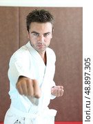 Man practicing martial arts moves. Стоковое фото, агентство Ingram Publishing / Фотобанк Лори