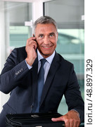 Businessman talking to his wife. Стоковое фото, агентство Ingram Publishing / Фотобанк Лори