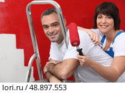 couple repainting their apartment. Стоковое фото, агентство Ingram Publishing / Фотобанк Лори