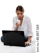 Woman with computer and coffee. Стоковое фото, агентство Ingram Publishing / Фотобанк Лори