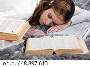 female student sleeping amid books. Стоковое фото, агентство Ingram Publishing / Фотобанк Лори