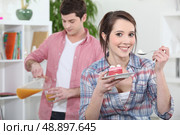 Euphoric woman eating cake. Стоковое фото, агентство Ingram Publishing / Фотобанк Лори