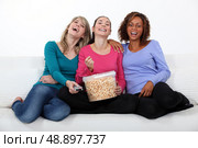 Friends watching a movie together. Стоковое фото, агентство Ingram Publishing / Фотобанк Лори