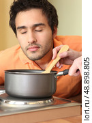 Man smelling stew. Стоковое фото, агентство Ingram Publishing / Фотобанк Лори