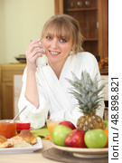Woman having breakfast in the kitchen. Стоковое фото, агентство Ingram Publishing / Фотобанк Лори