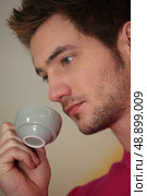A pensive man drinking a cup of coffee. Стоковое фото, агентство Ingram Publishing / Фотобанк Лори