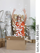 Woman throwing polystyrene. Стоковое фото, агентство Ingram Publishing / Фотобанк Лори