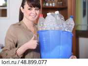 Woman recycling plastic bottles. Стоковое фото, агентство Ingram Publishing / Фотобанк Лори