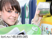 Brunette recycling. Стоковое фото, агентство Ingram Publishing / Фотобанк Лори