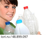 Woman holding plastic bottles. Стоковое фото, агентство Ingram Publishing / Фотобанк Лори
