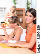 female students living together. Стоковое фото, агентство Ingram Publishing / Фотобанк Лори
