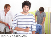 Men doing housework. Стоковое фото, агентство Ingram Publishing / Фотобанк Лори