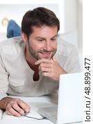 Man on laptop. Стоковое фото, агентство Ingram Publishing / Фотобанк Лори