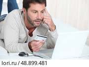 Man purchasing goods online. Стоковое фото, агентство Ingram Publishing / Фотобанк Лори