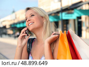 Blonde girl shopping. Стоковое фото, агентство Ingram Publishing / Фотобанк Лори
