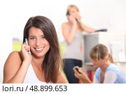 Attractive woman talking on her mobile phone. Стоковое фото, агентство Ingram Publishing / Фотобанк Лори