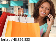 Woman with her shopping bags and talking on her phone. Стоковое фото, агентство Ingram Publishing / Фотобанк Лори