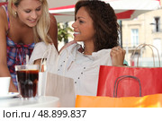 Friends stopping for a drink during a shopping trip. Стоковое фото, агентство Ingram Publishing / Фотобанк Лори