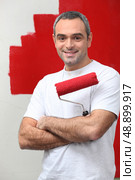 man happy to paint his wall. Стоковое фото, агентство Ingram Publishing / Фотобанк Лори