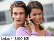 Man eavesdropping on his girlfriend’s conversation. Стоковое фото, агентство Ingram Publishing / Фотобанк Лори
