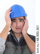 Craftsman holding his head. Стоковое фото, агентство Ingram Publishing / Фотобанк Лори