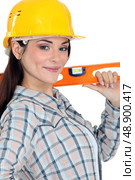 craftswoman holding a level. Стоковое фото, агентство Ingram Publishing / Фотобанк Лори